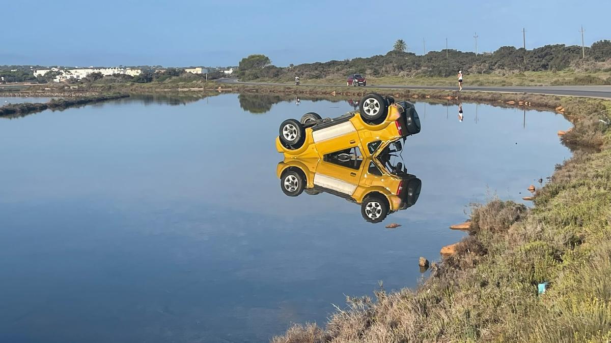Imágenes del coche que volcó en Formentera y dejó cuatro personas heridas