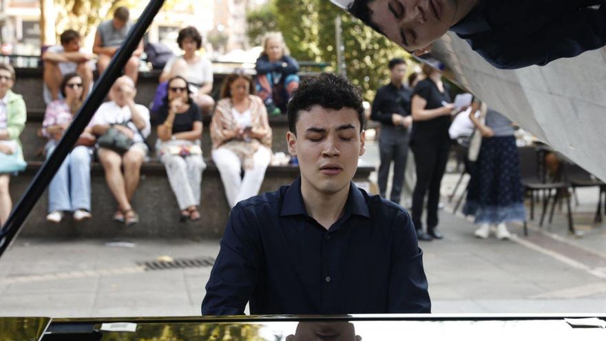 El Festival de Piano inunda de música el paseo de Begoña