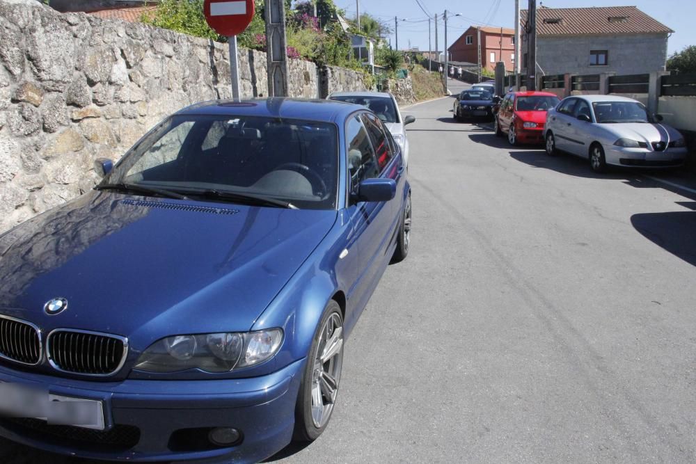 Multan a decenas de coches mal aparcados en las playas de Cangas