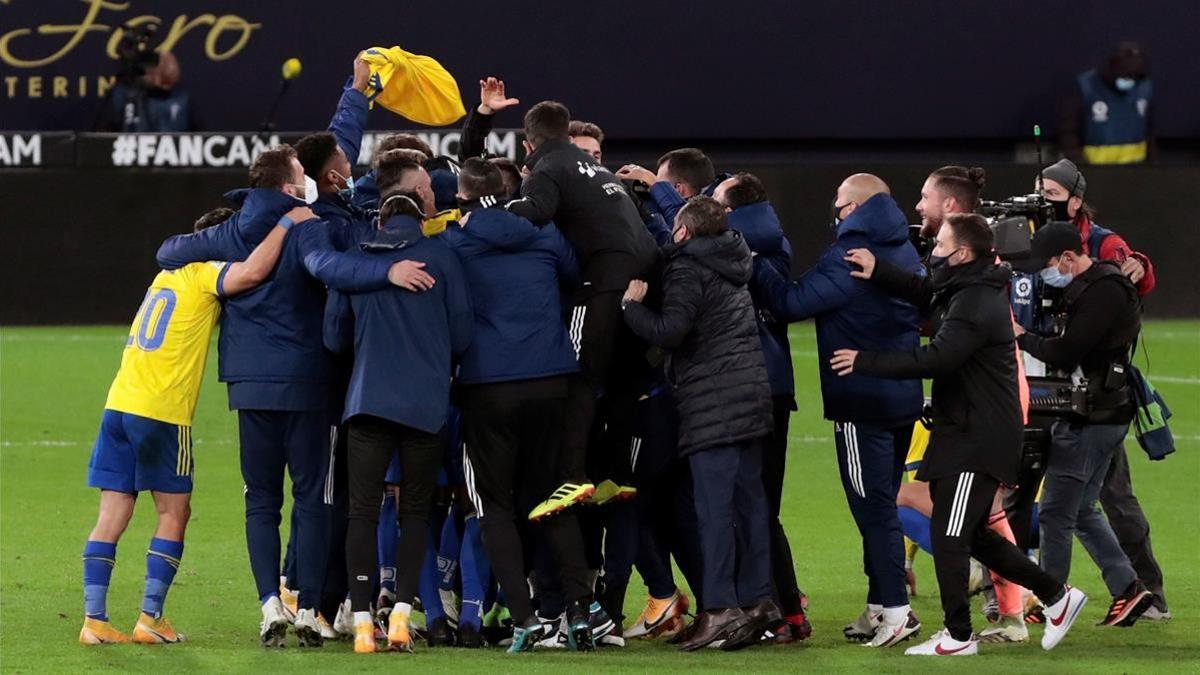 Los jugadores del Cádiz celebran el triunfo ante el Barça