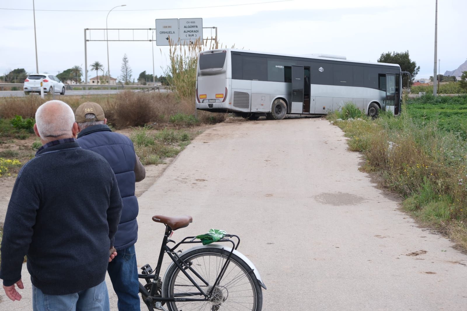 Choque frontal entre un turismo y un autobús en Almoradí