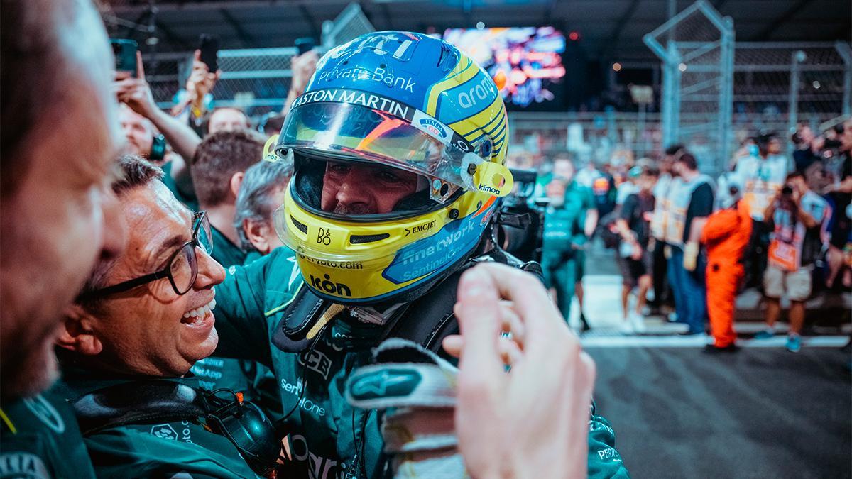 Fernando Alonso celebró con los suyos el podio en el GP de Arabia