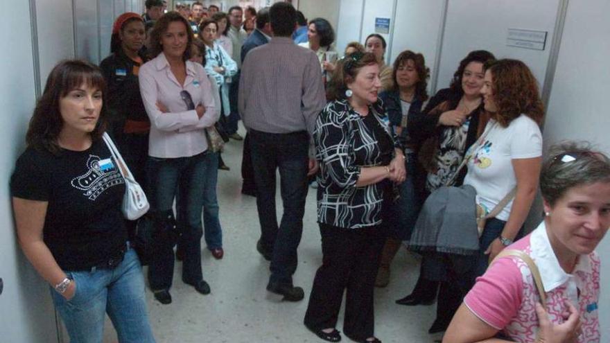 Protesta de padres en O Mosteirón en 2006 al transferirse del Instituto Social de la Marina, por la reordenación.