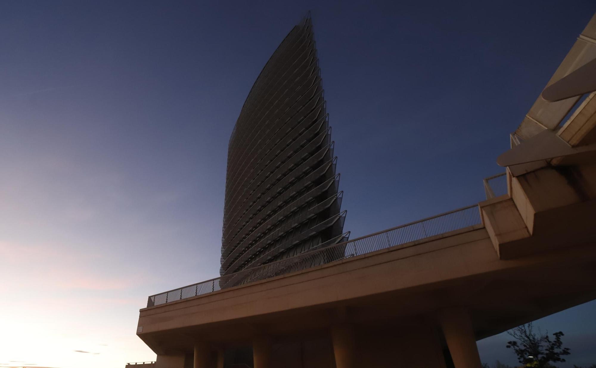 Así están la Torre del Agua y los 'cacahuetes' en desuso de la Expo de Zaragoza