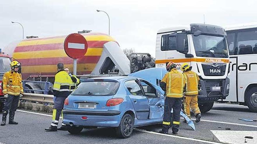 Una herida al chocar un coche y un camión en la Vía de Cintura