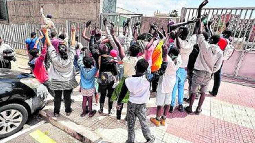 Un grupo de africanos protesta por sus condiciones en el centro de acogida