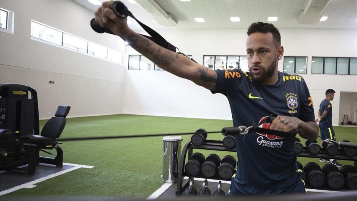 Neymar se recupera y estará en el partido ante Bolivia