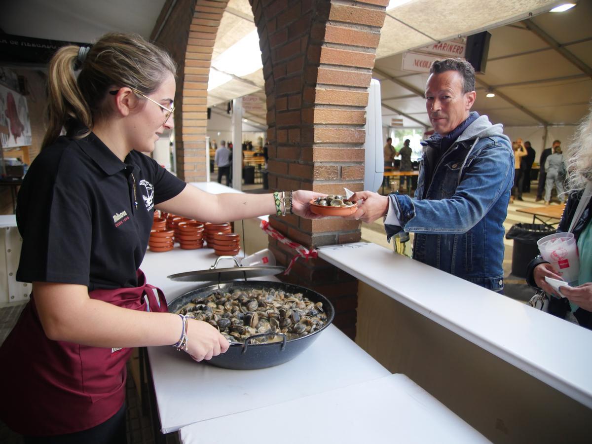 La entrega de las primeras raciones de almejas a la marinera.