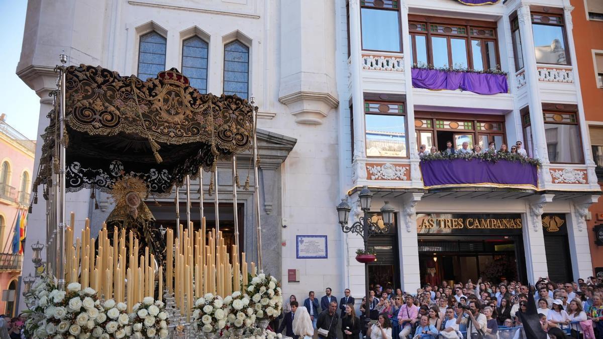 Vídeo | Así ha sido el momento más esperado: la Virgen de la Soledad deslumbra en su salida