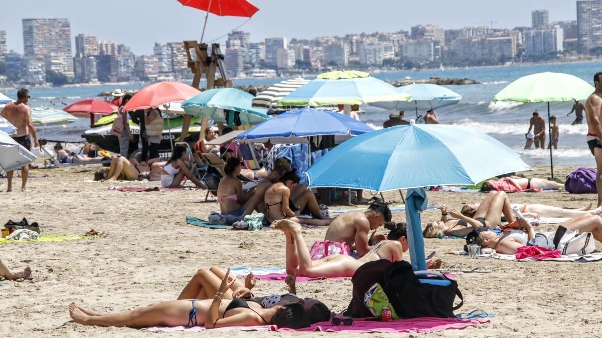 Turistas disfrutando de la playa este mes de agosto en Alicante. JUANI RUZ