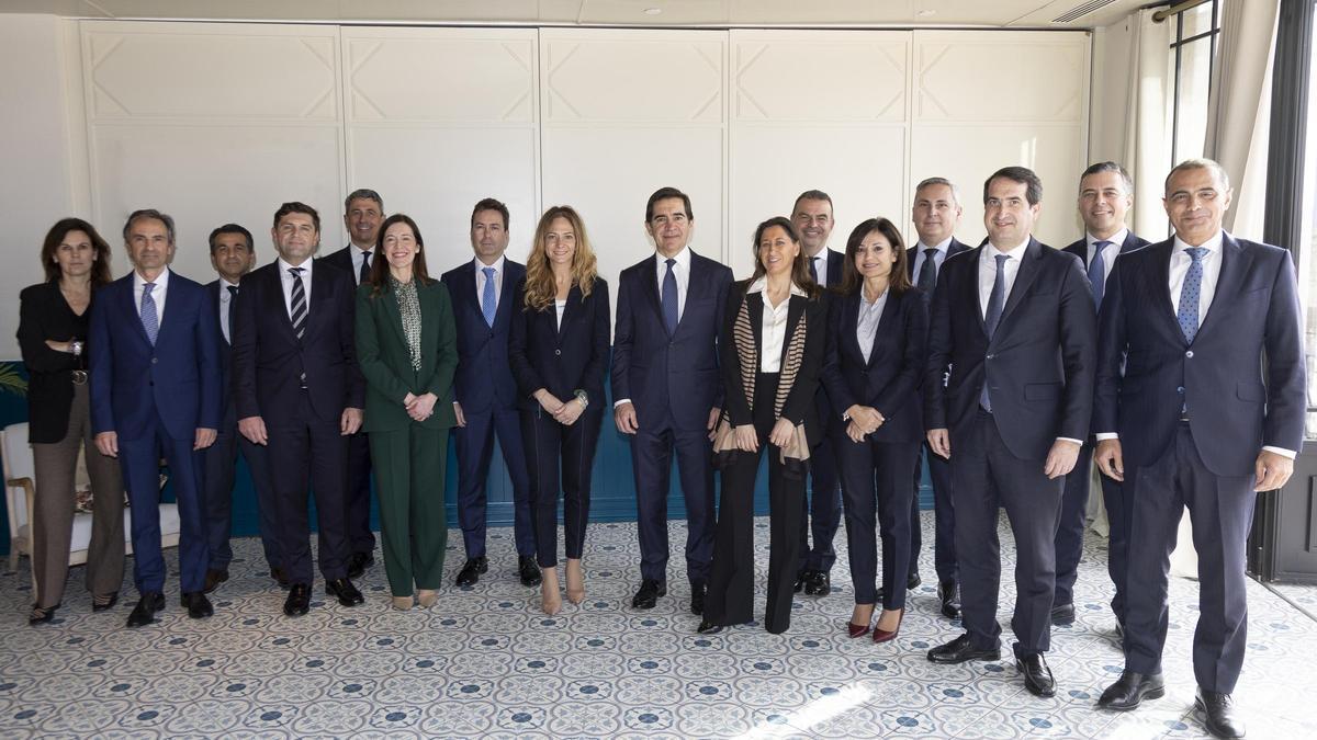 Torres, junto a otros responsables y trabajadores de BBVA, ayer en València.