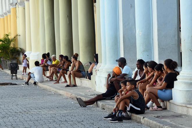 Cuba promueve un fuerte ajuste económico sin apaciguar la ofensiva de Estados Unidos ni las zozobras internas