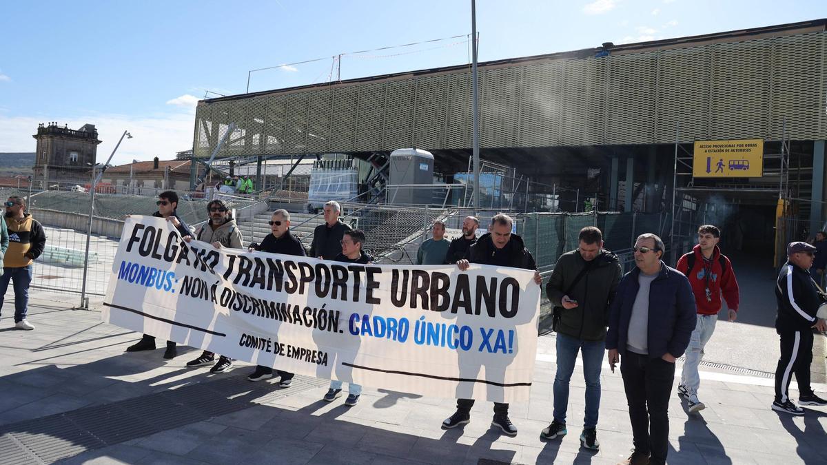 Concentración de los trabajadores del servicio de autobuses de Santiago frente a la Intermodal