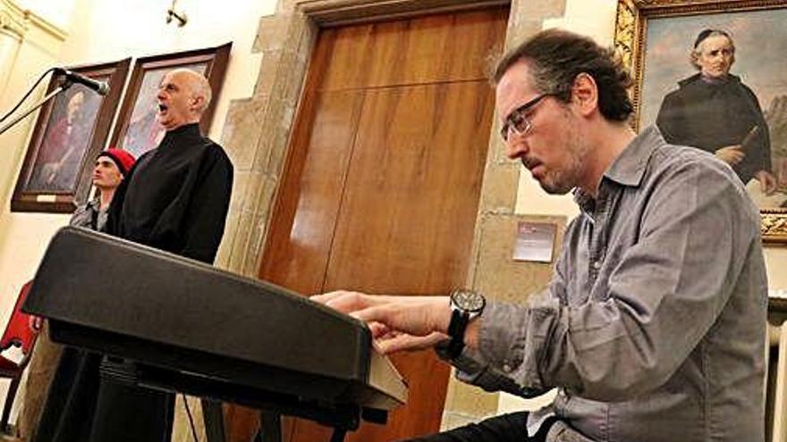 Lluís Alavedra, com a canonge Montanyà, i David Martell al piano