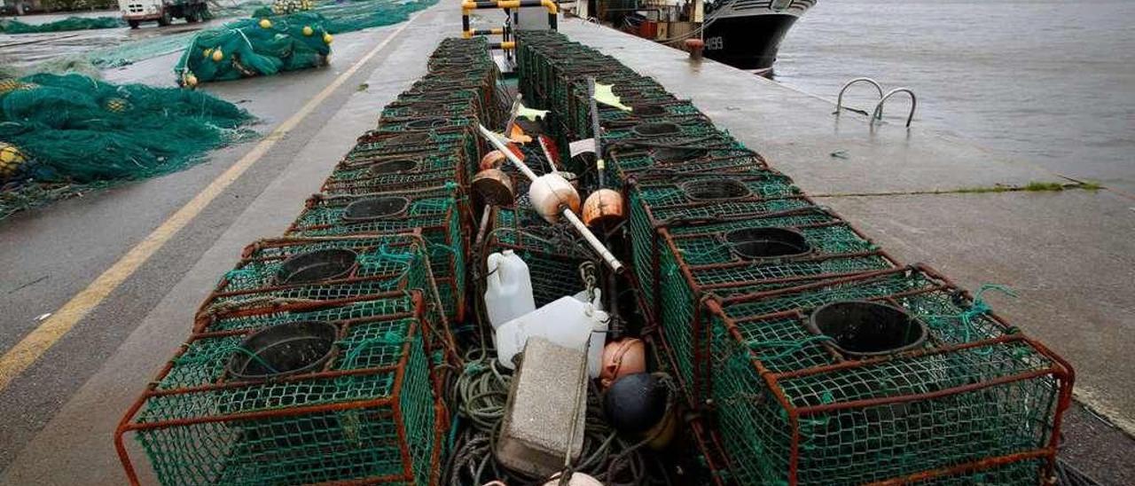 Barcos de pesca amarrados en el muelle.