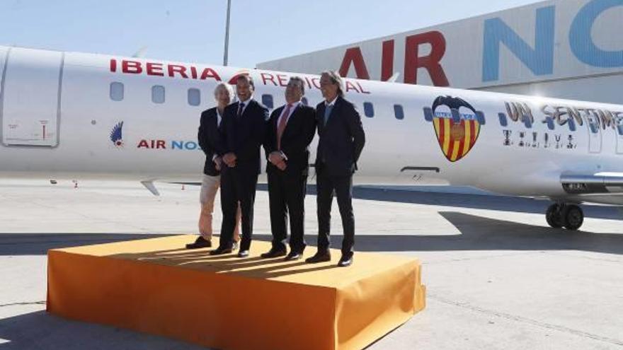 Sol, Murthy, Bertomeu y Arias, en la presentación del avión del Centenario.