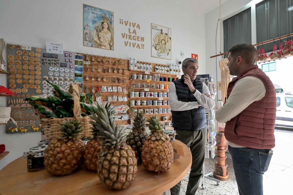 El vicepresidente del Gobierno de Canarias y consejero de Economía, Industria, Comercio y Autónomos, Manuel Domínguez, ha visitado este sábado la zona comercial de Tigaday, en el municipio de La Frontera