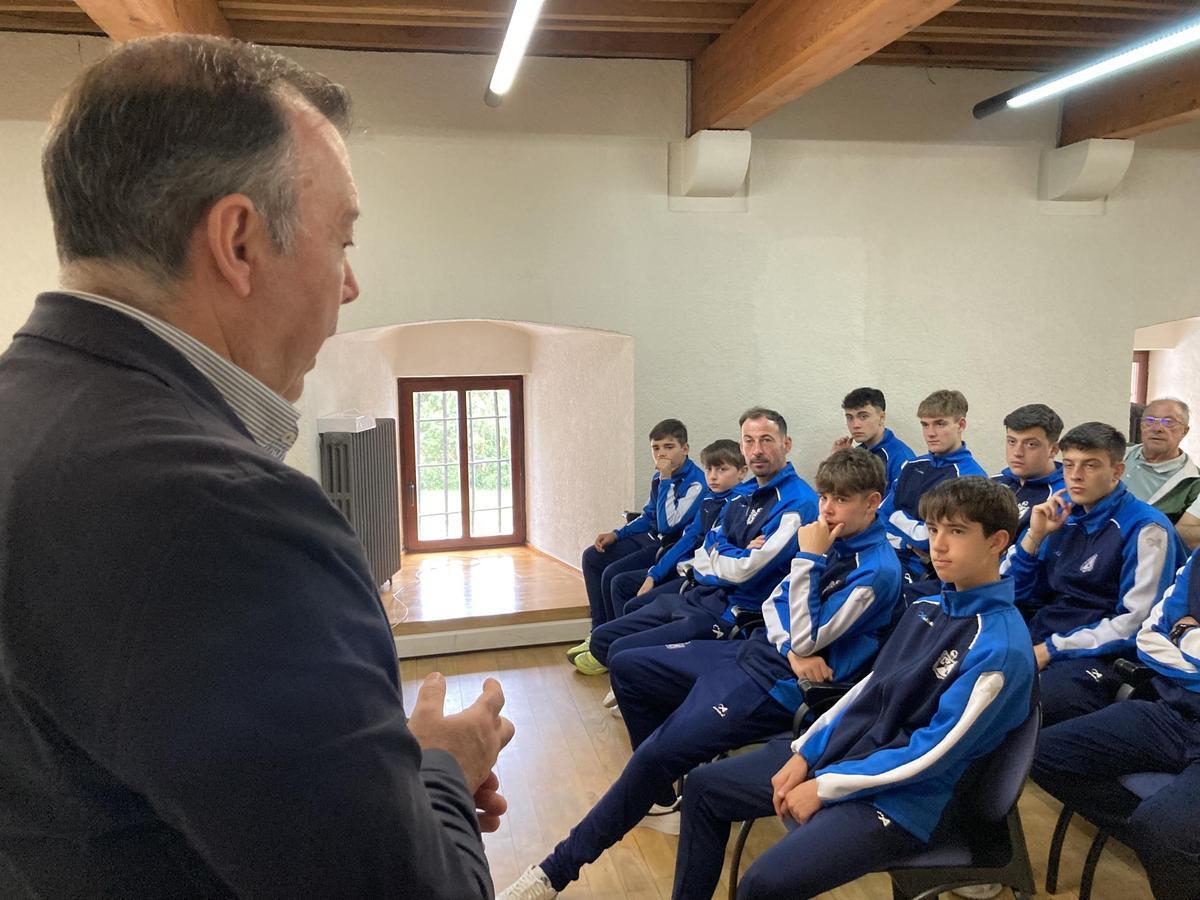 El alcalde dedicó unas palabras de ánimo y reconocimiento a los jóvenes jugadores del Mosconia
