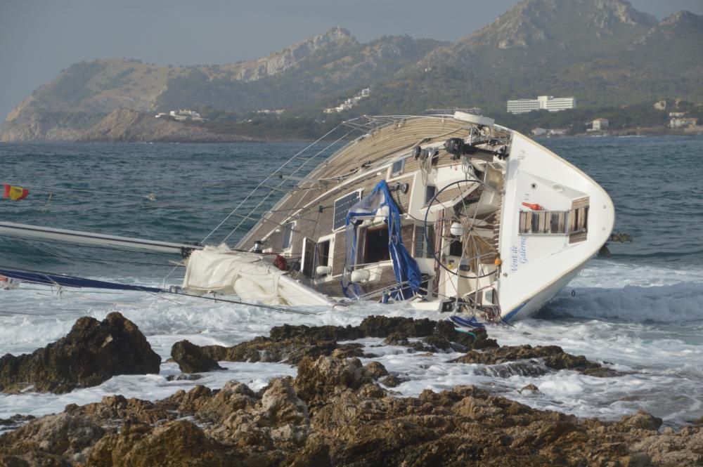 Rescatan a cuatro tripulantes de un velero que se estrelló en Cala Rajada