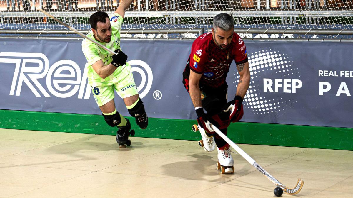 Xavi Costa y Xavi Barroso, en una acción del partido