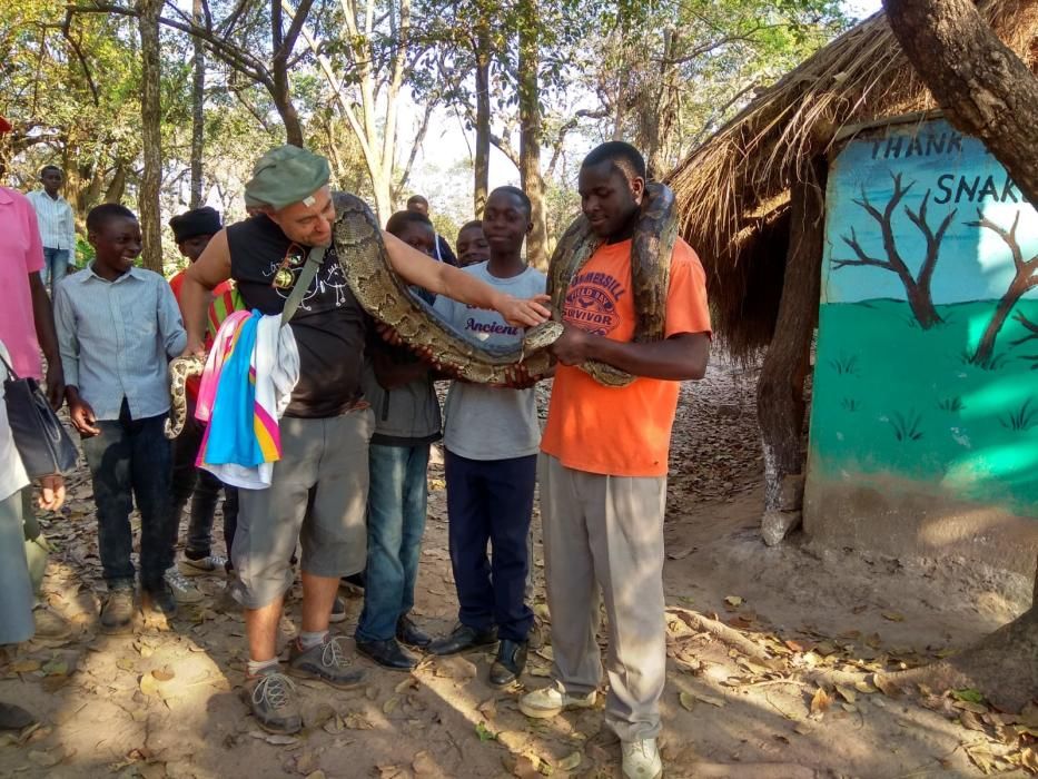 Once integrantes de la asociación viguesa de turismo solidario Lápices y Colores estarán hasta el día 24 en Zambia entregando directamente en orfanatos, aldeas y centros toda la ayuda que han reunido