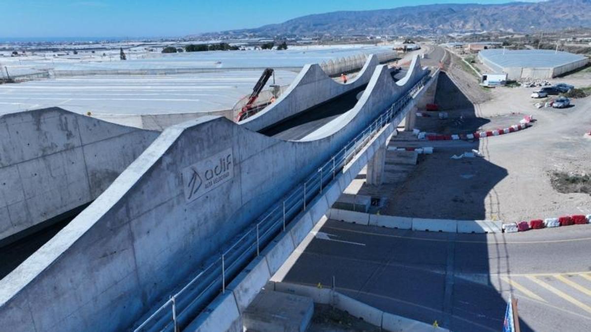 Trabajos y obras para el montaje de la vía de Alta Velocidad entre Murcia y Almería.