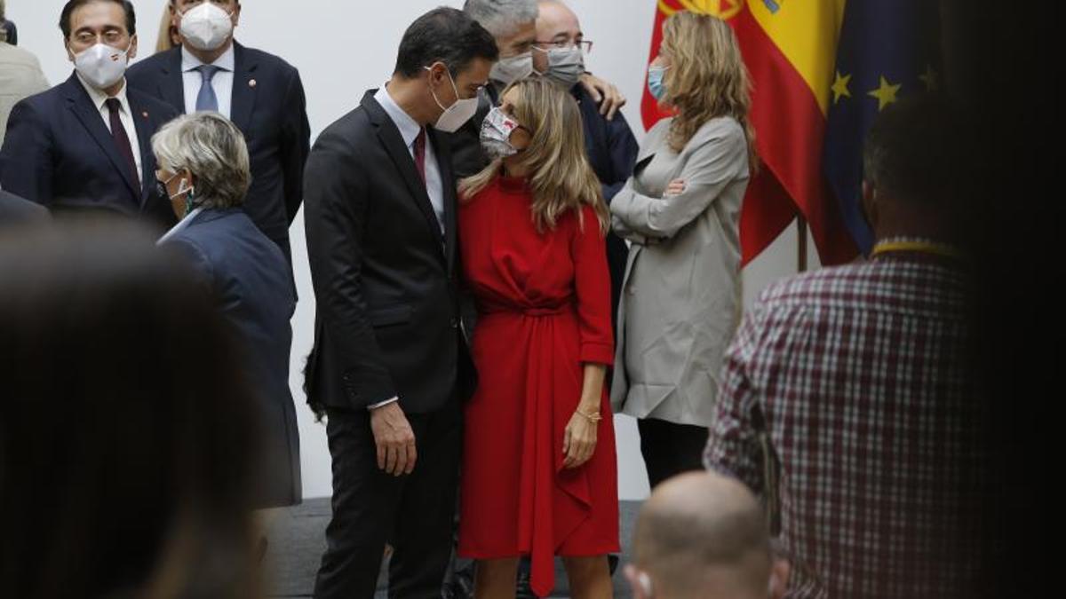 El presidente del Gobierno, Pedro Sánchez, y la vicepresidenta segunda, Yolanda Díaz, en la XXXII Cumbre Hispano-Lusa, el pasado 28 de octubre de 2021 en Trujillo, Cáceres.