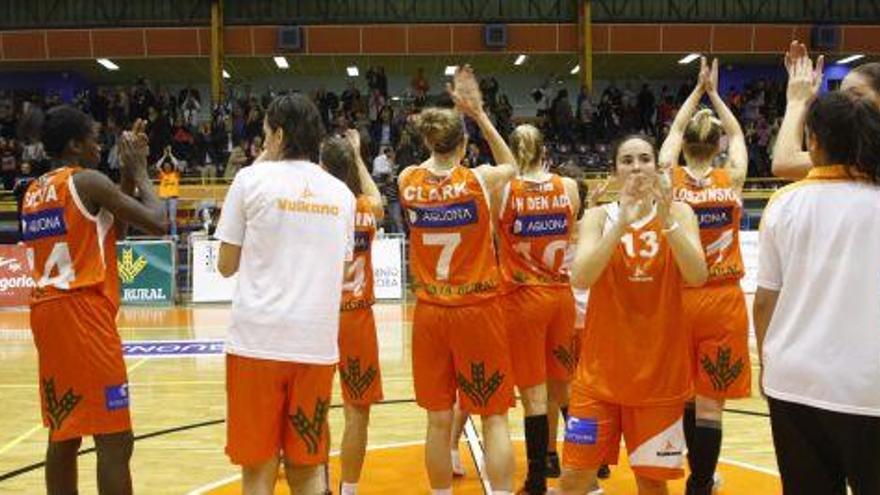 Las jugadoras del Zamarat saludan al público tras un partido.