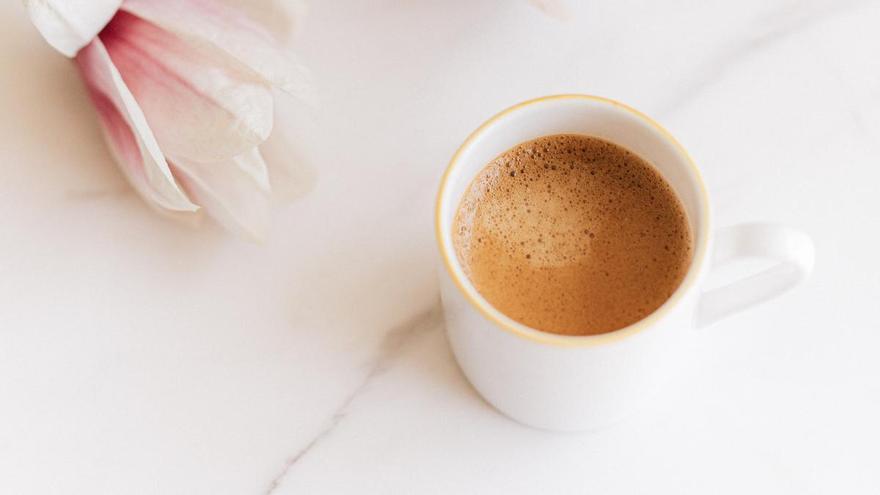 El truco para calentar bien el café en el microondas