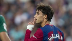 João Félix gesticula durante el partido de Liga entre el Barça y Alavés en Montjuïc.