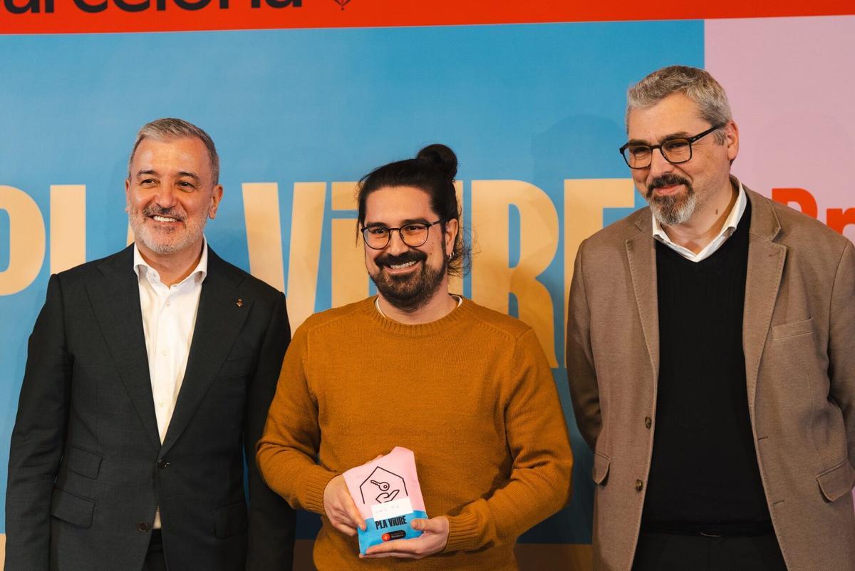 13/03/2026 Collboni entrega las llaves de los pisos del bloque D de la Illa Glòries. El alcalde de Barcelona, Jaume Collboni, ha entregado las llaves de 35 pisos de la Illa Glòries, 21 en derecho de superficie y 14 más en régimen de alquiler asequible, a sus nuevos propietarios e inquilinos para que empiecen su vida en un "espacio muy especial de la ciudad". POLITICA AYUNTAMIENTO DE BARCELONA