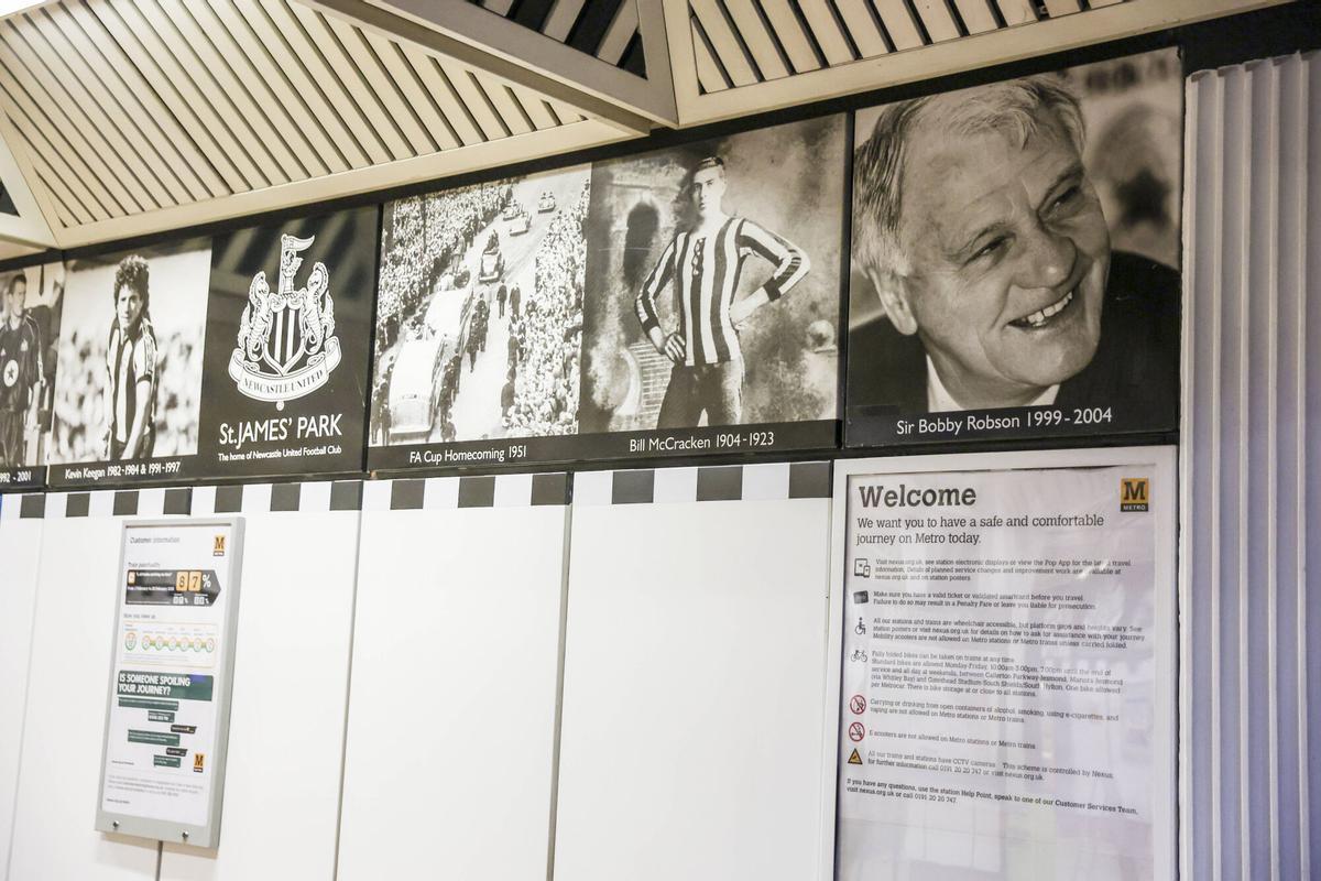 El entrañable Sir Bobby Robson, en la estación de metro de St. James