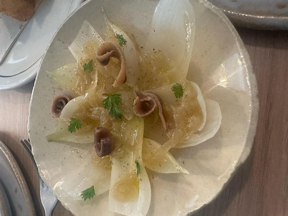 Cebolla con escabeche y anchoa