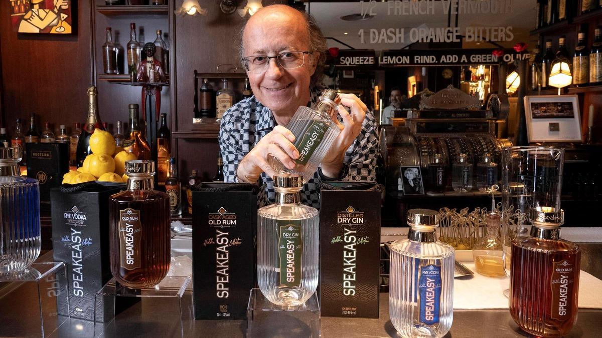 Javier de las Muelas, en la coctelería Dry Martini, con el ron, la ginebra y el vodka que ha lanzado bajo la marca Speakeasy Spirits.