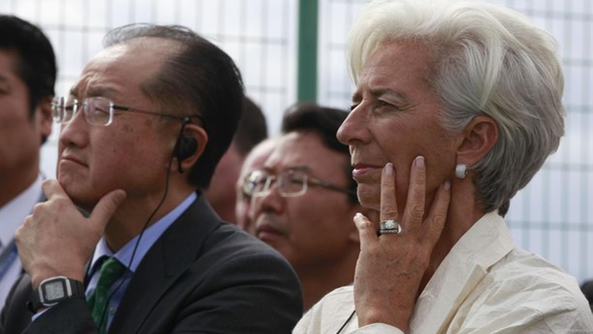 La directora gerente del FMI, Christine Lagarde, y el presidente del Banco Mundial, Jim Yong Kim, este miércoles, durante una visita a una escuela en Sendai (Japón).