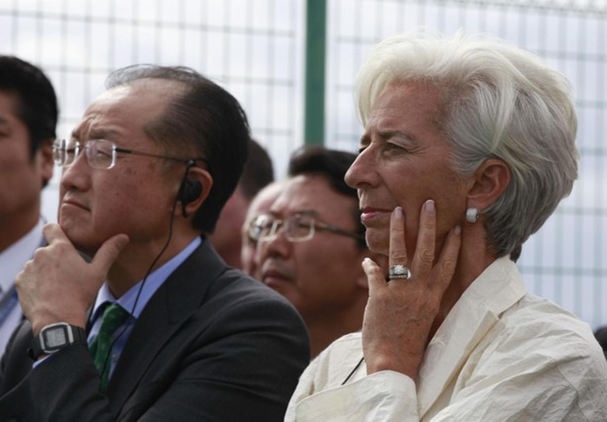 La directora gerent de l’FMI, Christine Lagarde, i el president del Banc Mundial, Jim Yong Kim, aquest dimecres, durant una visita a una escola a Sendai (Japó).