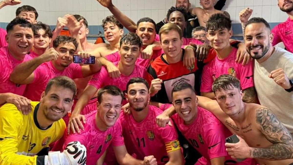 La celebració del Roses després de guanyar a Bescanó.