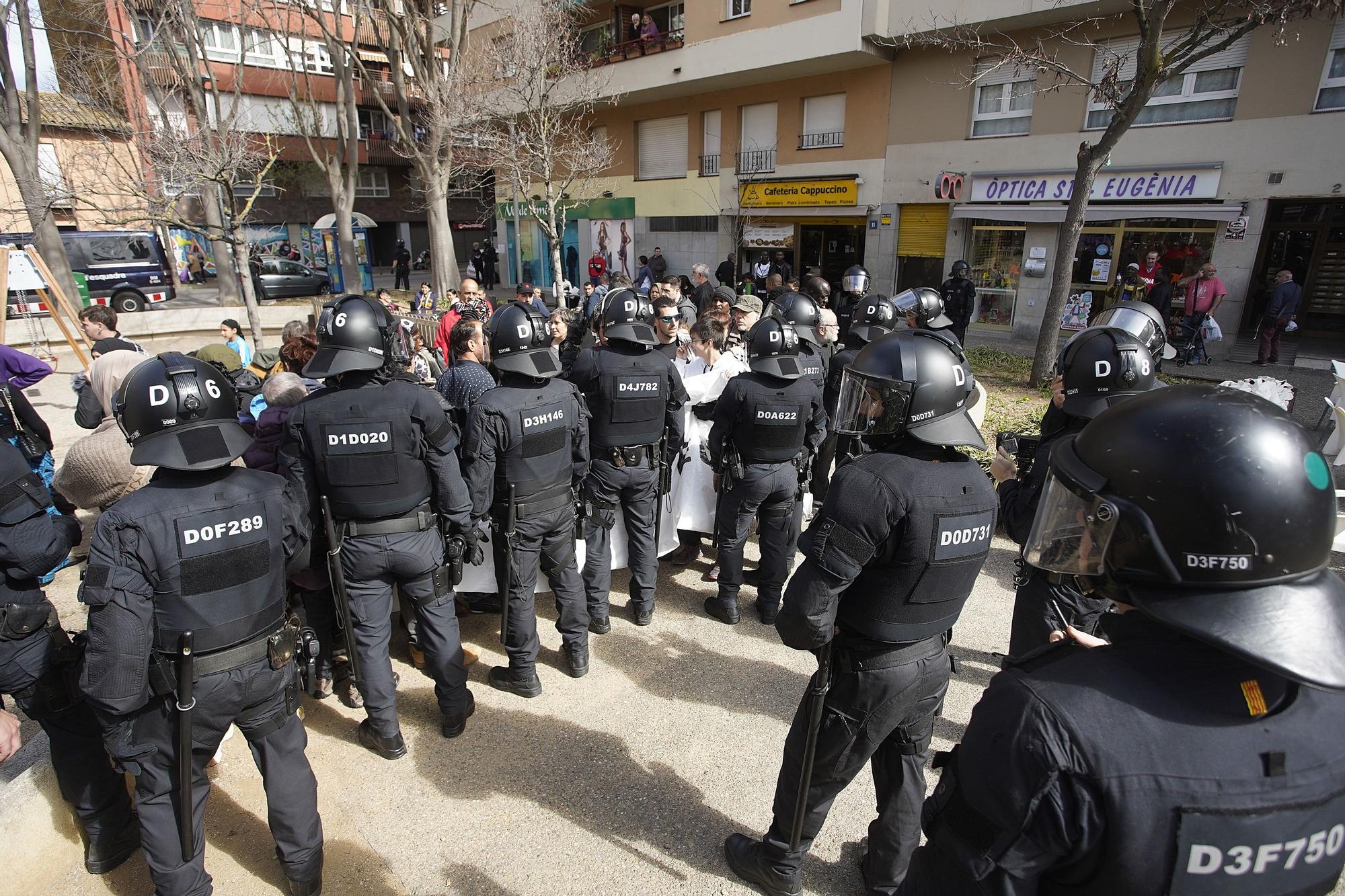 Un centenar de persones es manifesten contra un acte electoral de VOX a Girona