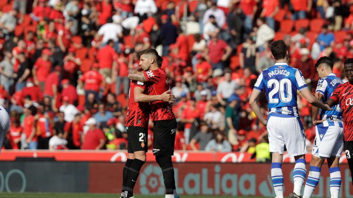 Nastasic y Raíllo se abrazan tras el partido.