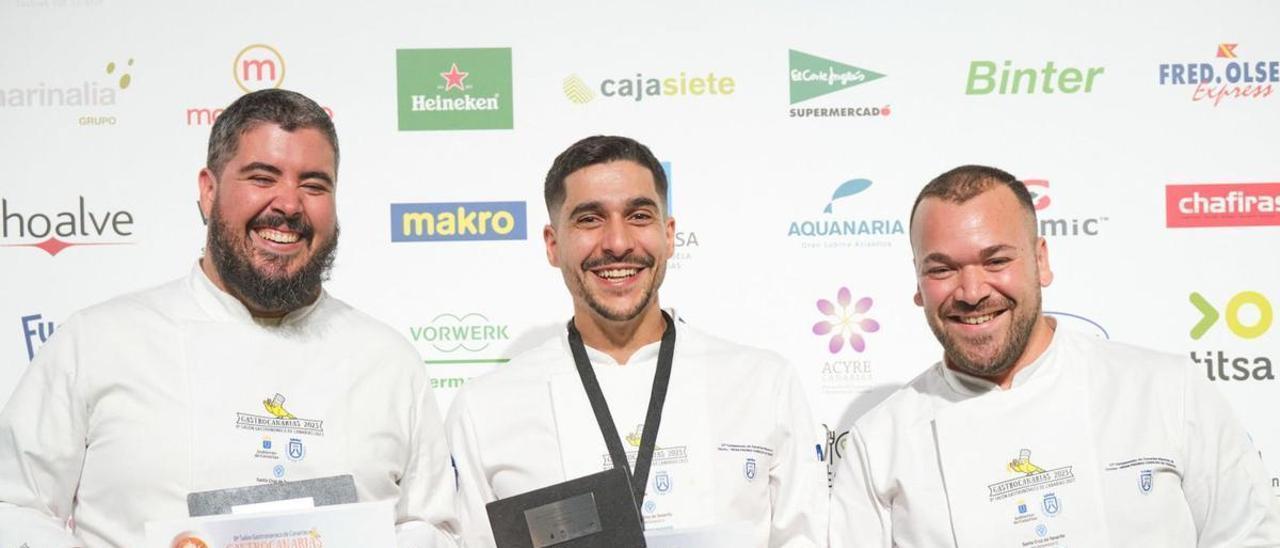 A la izquierda, Mario Yamuza (tercer clasificado); Roberto Couto (ganador, en el centro) y Daniel Castro.