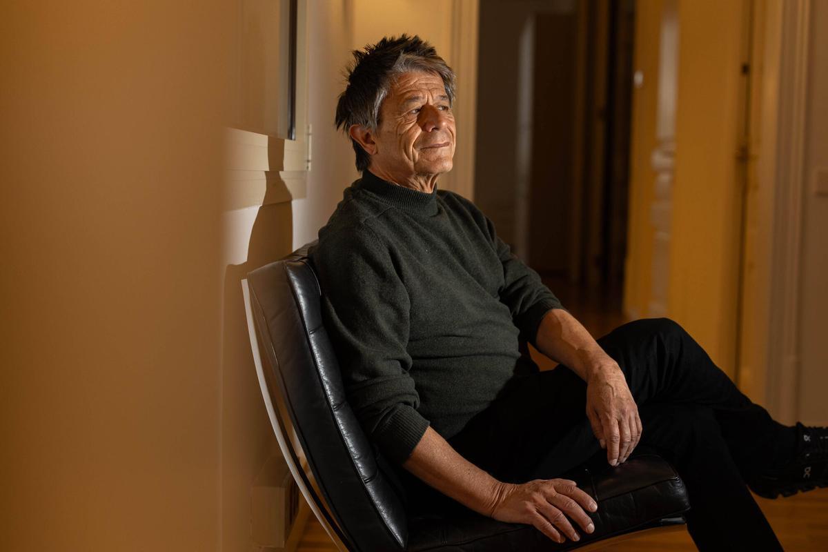 Barcelona 06/03/2026 Cultura. El escritor Emmanuel Carrère,fotografiado en Barcelona. AUTOR: JORDI OTIX