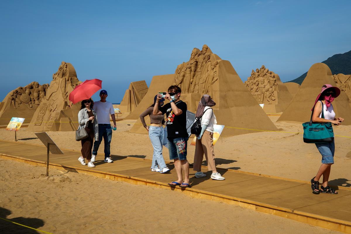 Exposición de esculturas de arena en la playa de Taipéi