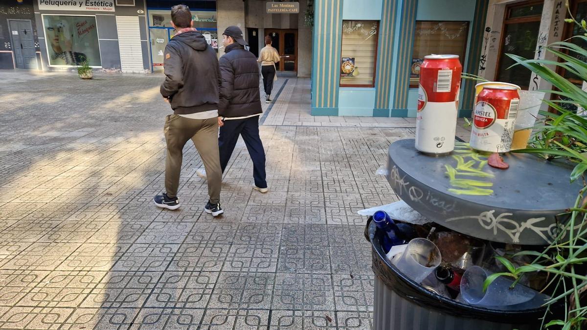 Papeleras a rebosar de botellas y latas en la plaza de los Maestros.