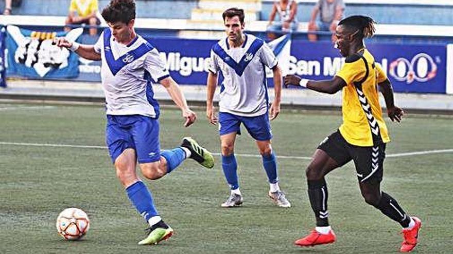 Moussa, ahir de groc defensant l&#039;escut del Llagostera.