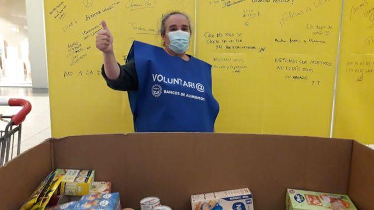 Los voluntarios que recogen alimentos en el centro comercial Ruta de la Plata muestran lo recaudado.