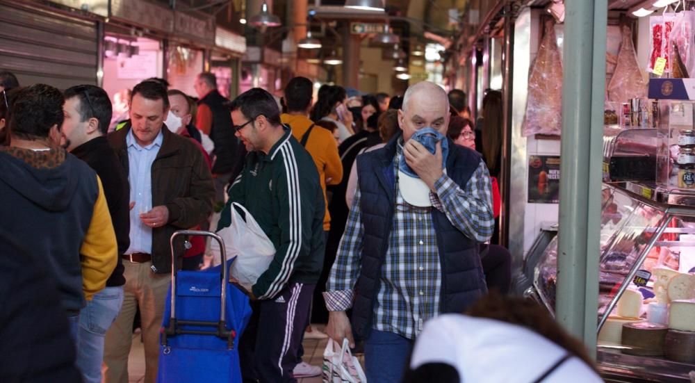 Gran afluencia y clientes con mascarillas en el Mercado Central por la amenaza del coronavirus en Alicante