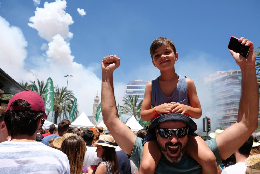 La mascletà de la pirotecnia valenciana Fuegos Artificiales del Mediterráneo hace retumbar la emblemática plaza con un disparo compacto con un potente final terrestre y aéreo