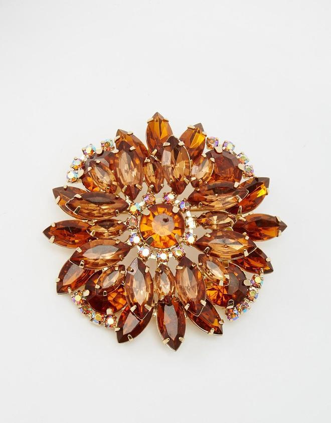 Cena de empresa: Broche con pedrería de Asos 13,99 €