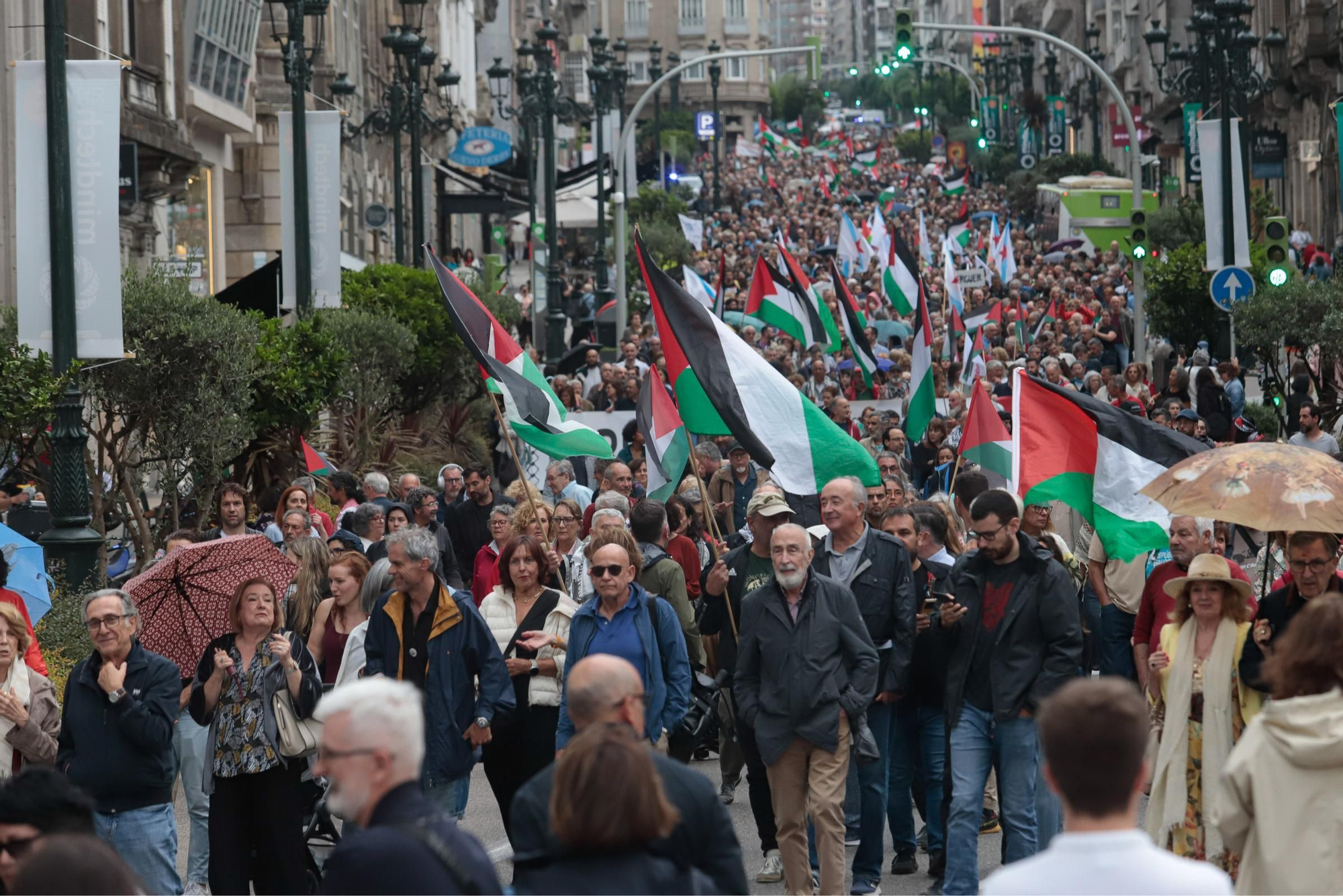 Las imágenes de la multitudinaria manifestación en Vigo contra el «genocidio» de Israel sobre Palestina