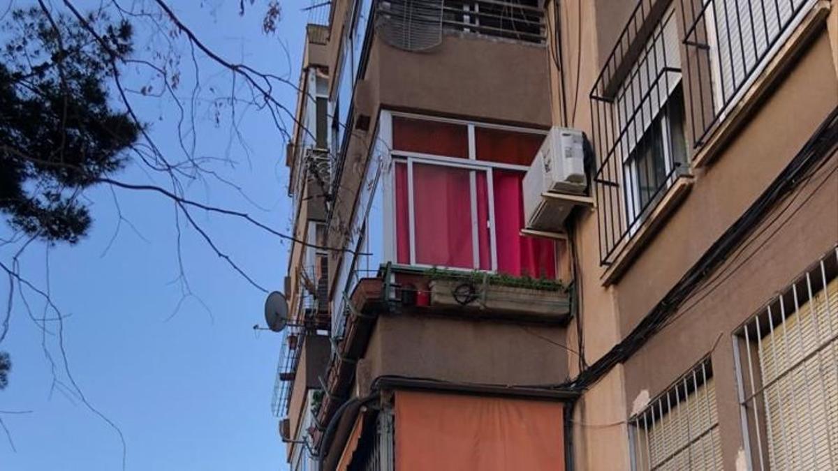 Ventana por la que se ha caído la niña en Alicante. / INFORMACIÓN